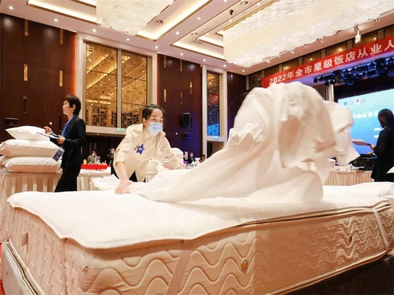 Change dirty hotel sheets Change dirty hotel sheets
